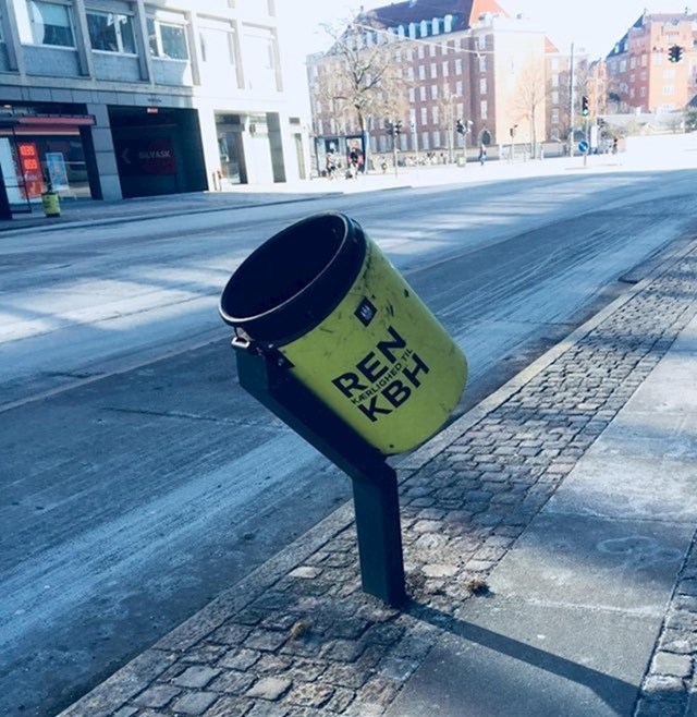 Neke kante za smeće u Kopenhagenu namještene su tako da i biciklistima bude lakše baciti smeće.