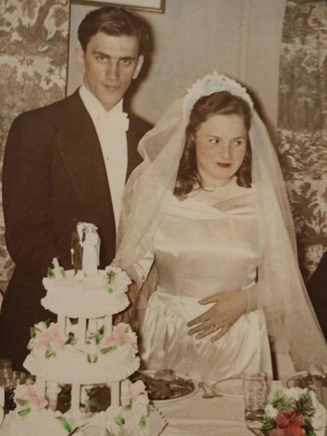 "Upoznali su se na brodu kad su imigrirali u Kanadu, a onda su se vjenčali u veljači 1952. godine"