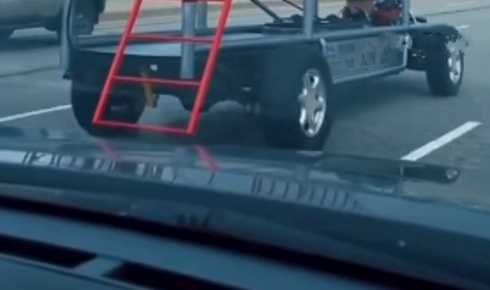 Internetom kruži bizaran prizor iz prometa, pogledajte kakvim je čudnim vozilom upravljao jedan lik