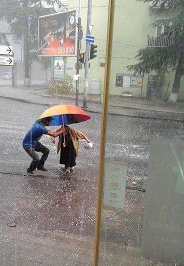 Istrčao je na cestu s kišobranom i pridržao ga starici koja je prolazila