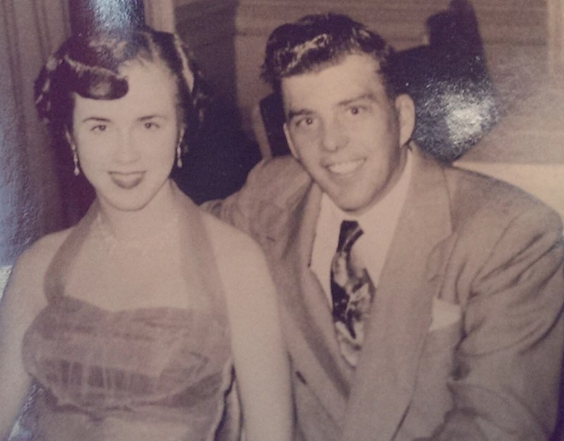 13. "Nedavno mi je baka pokazala svoju i djedovu sliku s jednog spoja iz mlađih dana"