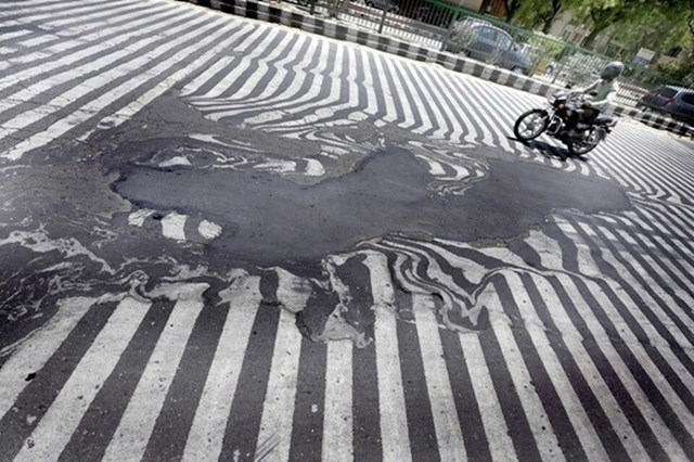 Topljeni asfalt je u Indiji uobičajen prizor.