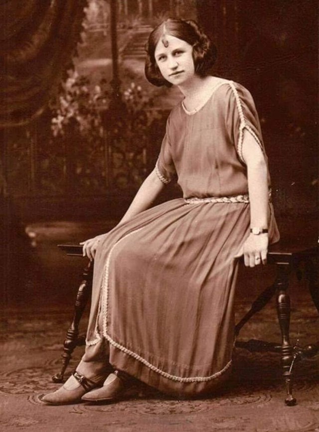 "Ova fotografija moje bake snimljena je 1922. godine, tada je imala 16 godina"