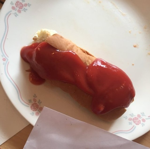 "Moj osmogodišnjak je htio da mu stavim kečap na hot dog pa sam mu rekla da je dovoljno velik da to sam radi. Evo kako je to ispalo."
