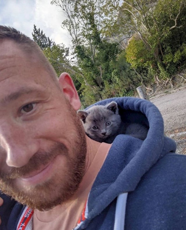 3. "Pronašao sam ovog slatkiša samog pod mostom, uzimam ga doma sa mnom."