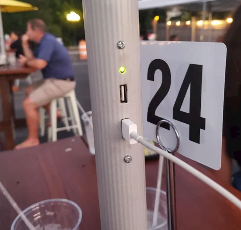 7. Stalak suncobrana na kojem možete puniti uređaje