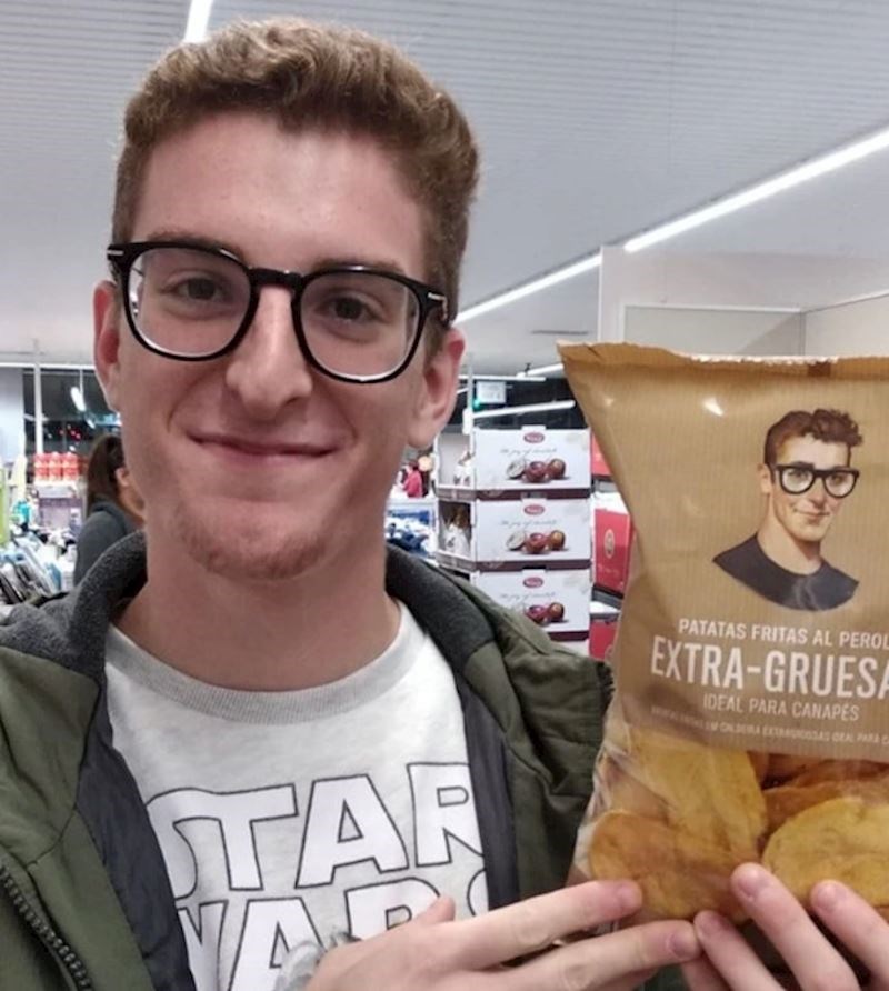 1. Otišao je u dućan s frendom i pronašao tipa na čipsu koji izgleda gotovo identično kao on