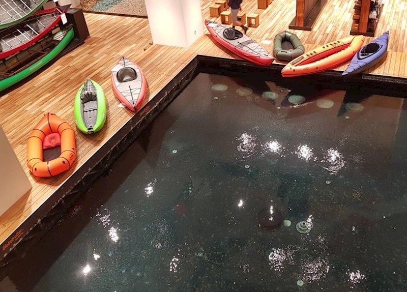 5. U ovoj trgovini su napravili improvizirani bazen da bi ljudi mogli isprobati različite kanue i kajake