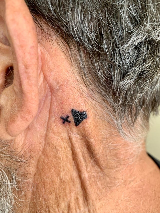 "Uopće ne čujem na lijevo uho pa sam odlučilo napraviti jednu posebnu tetovažu"
