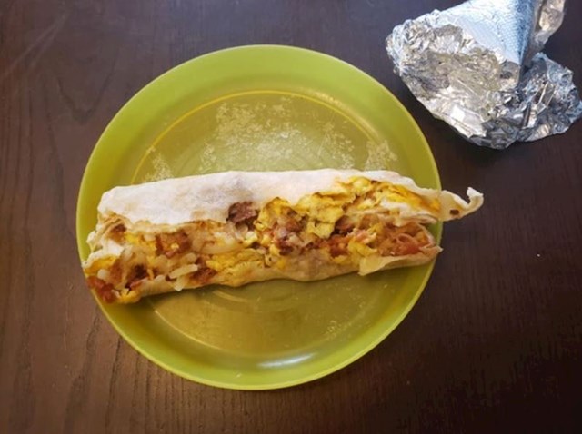 "Ovako moj sin jede burrito... Fotka je nastala nakon što je ustao od stola i rekao da je pun"