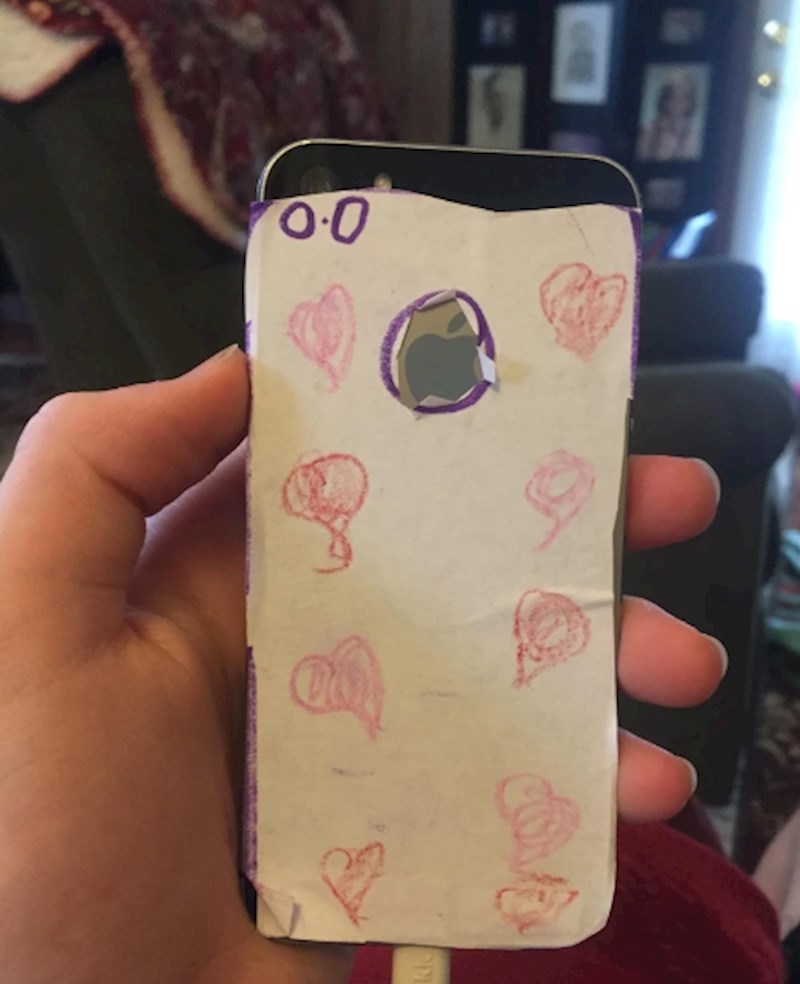 Napravili su mami "maskicu" za mobitel