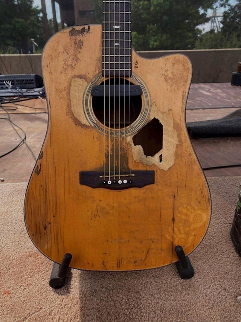 "Stotine nastupa u godini kroz posljednjih 15 godina, zamislite samo koliko je ova gitara svirala"