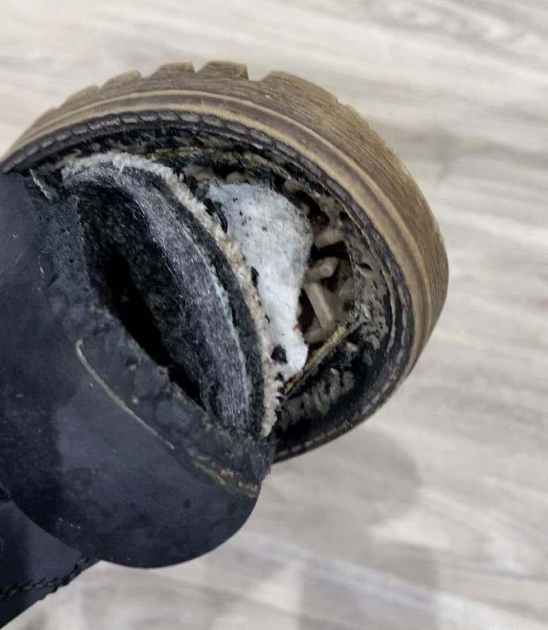 1. Žena radi kao teta u vrtiću. Vani je pao snijeg pa se otišla igrati s djecom, a onda je osjetila da joj je hladno za stopala...