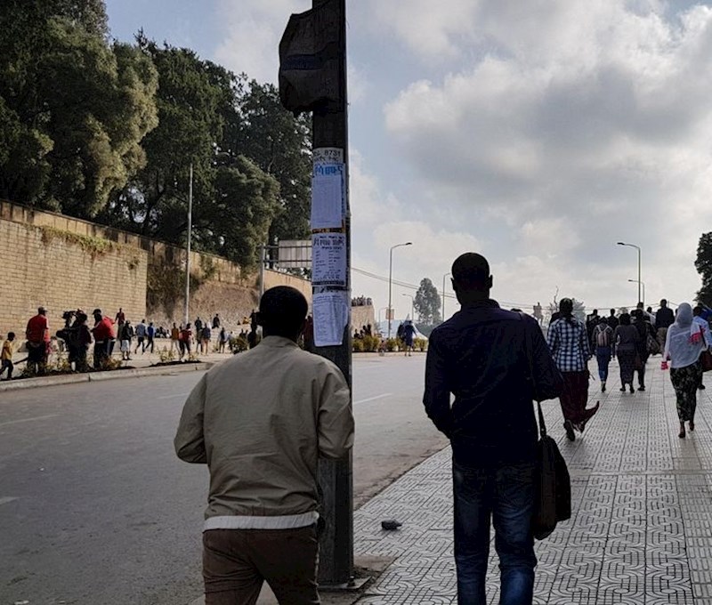 7. "Na ovoj slici izgleda kao da se sa svake strane stupa nalazi drugačija slika"