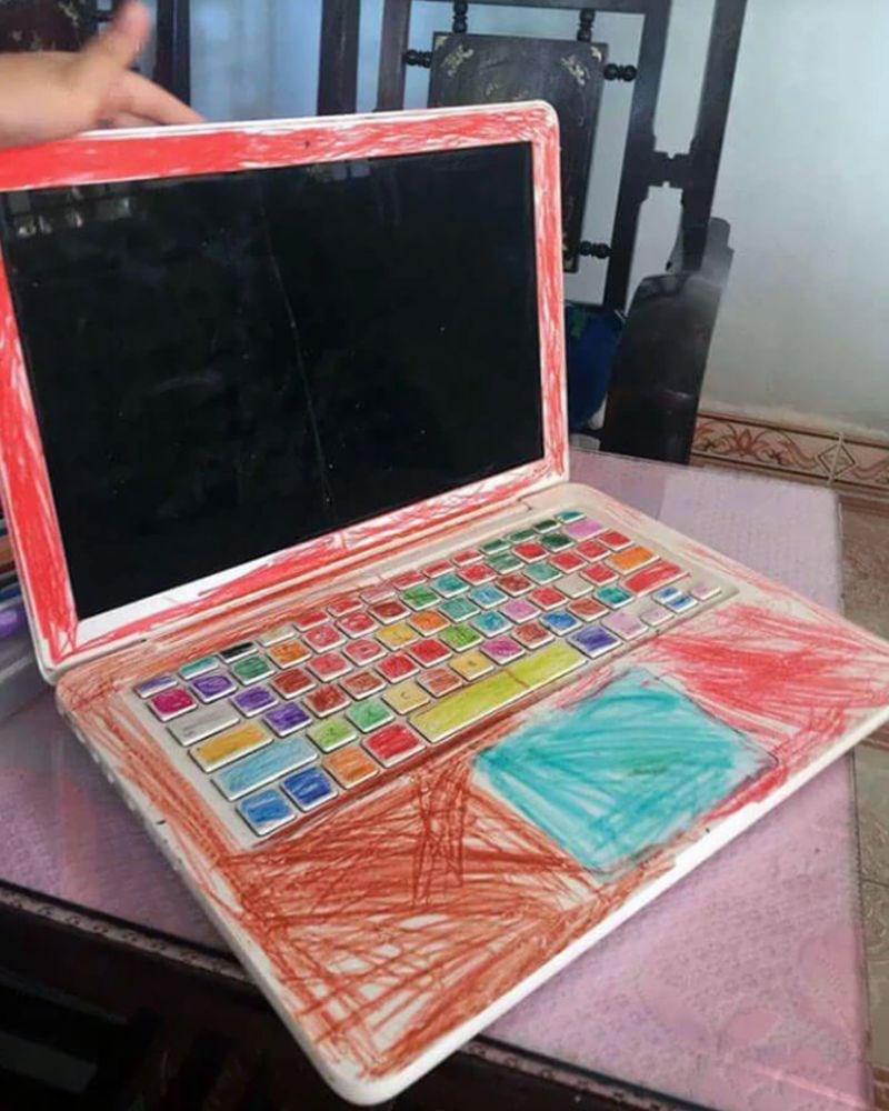 4. "Nikad, ali nikad nemojte ostavljati malu djecu, bojice i tehnologiju zajedno."