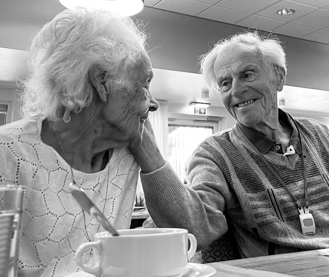 14. "Uslikala sam ovu fotografiju bake i djeda. Nisu se vidjeli mjesec dana jer je ona bila u bolnici, ali su sad konačno zajedno i sretni"