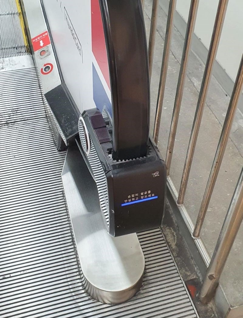 1. Rukohvat na pokretnim stepenicama stalno se dezinficira.