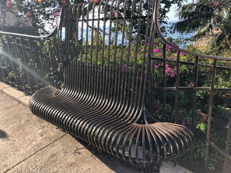 11. Ograda i klupa u jednom!