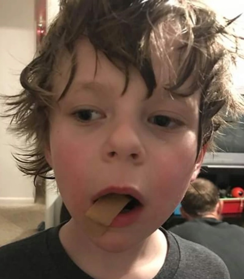 19. Otpao mu je zub pa je inzistirao da stavi flaster na bolno mjesto...