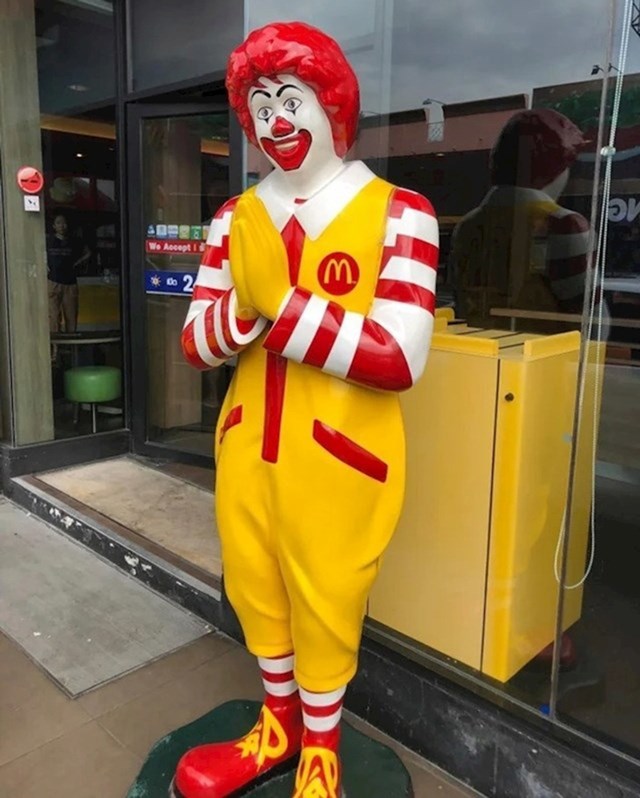 Goste McDonalda u Tajlandu na ulazu "pozdravlja" Ronald McDonald s tradicionalnim Wai naklonom