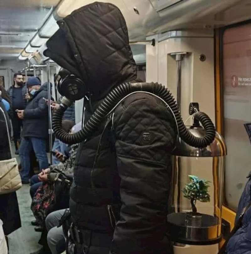 8. Bome se svašta može vidjeti u javnom prijevozu