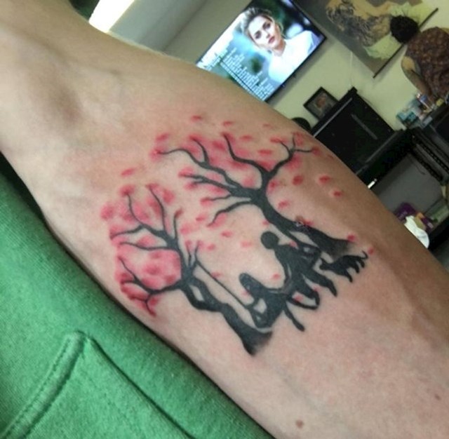 "Supruga i ja smo napravili iste tetovaže. Odlučili smo ih tetovirati zato što neko vrijeme nećemo biti zajedno"