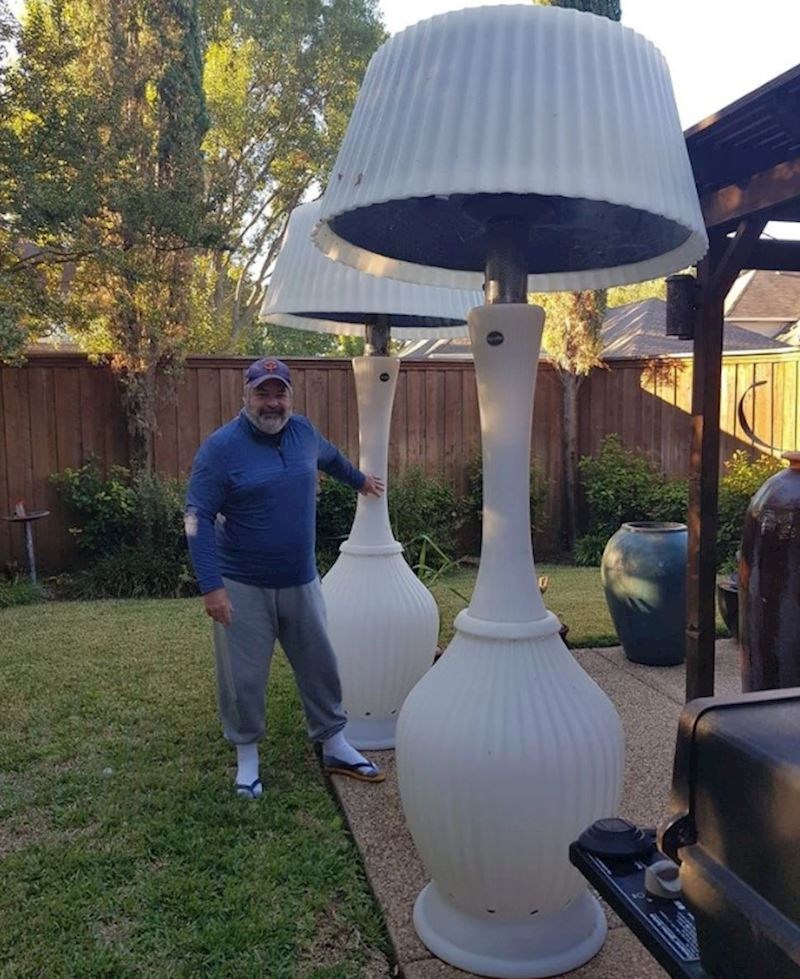 11. "Tata nije gledao dimenzije dok je naručivao pa sad imamo ove dvije gigantske svjetiljke"