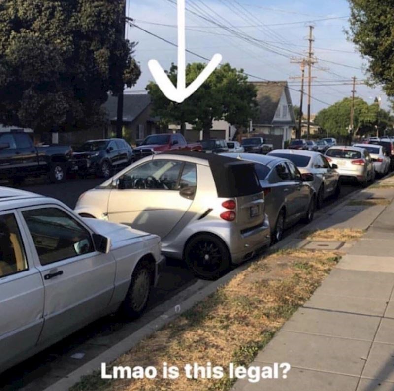 8. Ovo definitivno nije legalo, ali je uspio pronaći parkirno mjesto