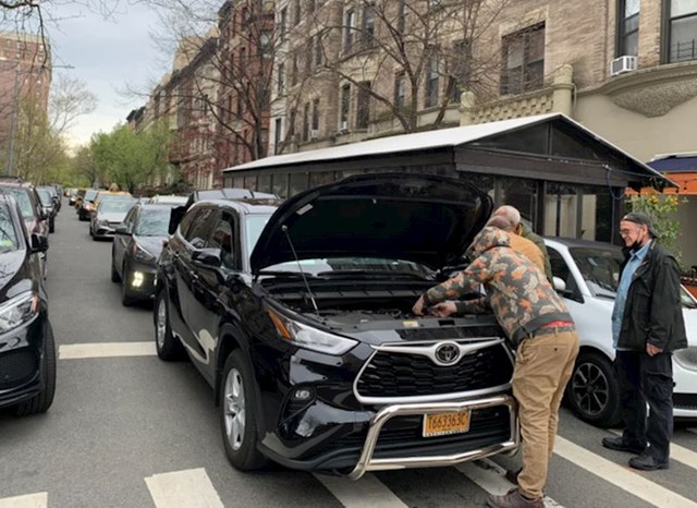 2. "Evo zašto volim New York. Auto mi se pokvario usred gužve. Nitko nije vikao ni trubio već su mi ljudi priskočili u pomoć"