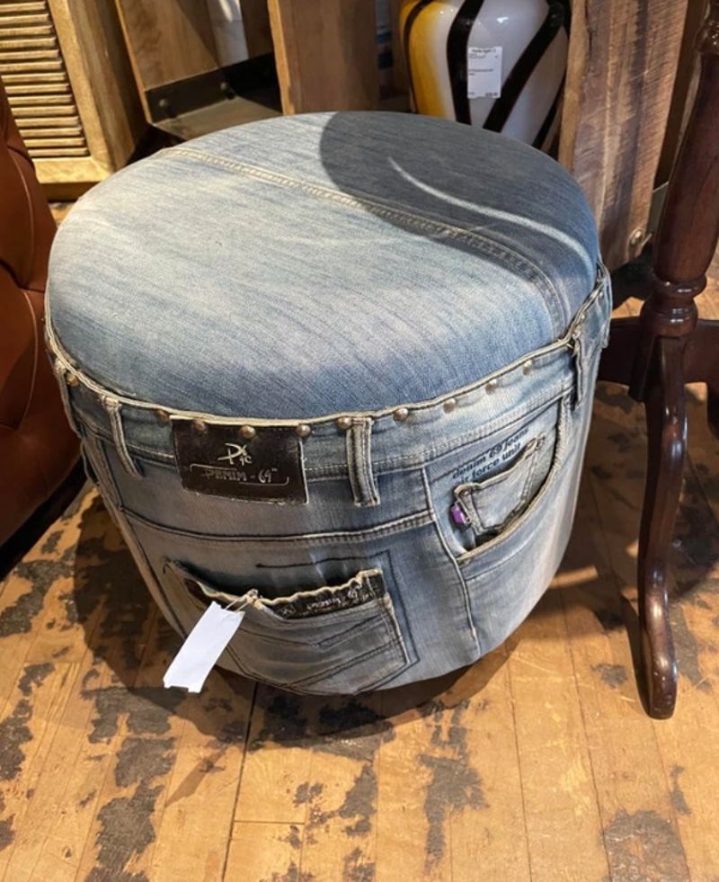 3. Možda im je bilo glupo baciti odjeću pa su je iskoristili za tabure?