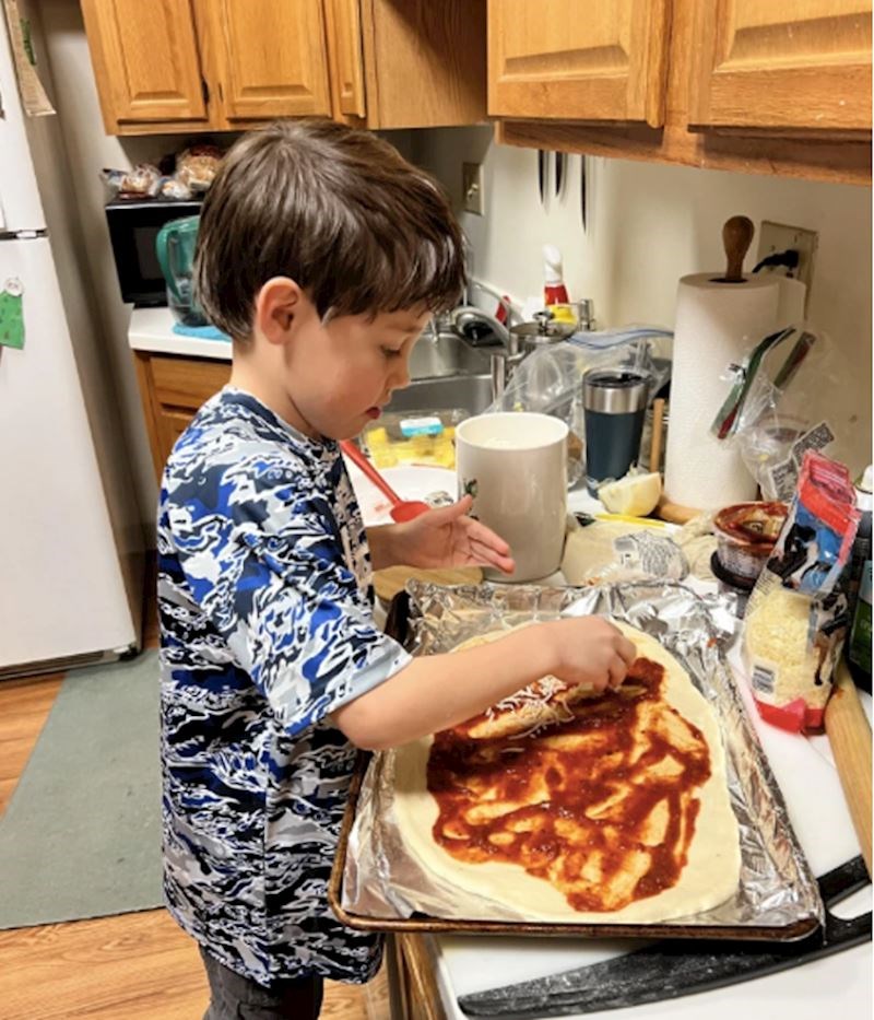 4. Vidio je da tata radi pizzu pa mu je odlučio pomoći