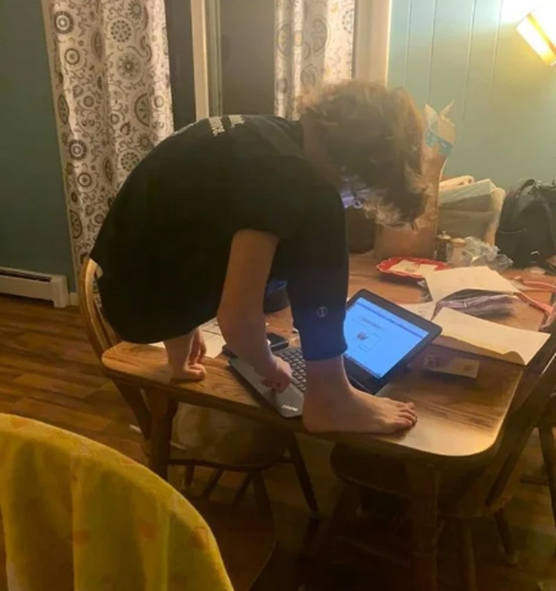 3. Ulovila sam nećaka kako u ovoj pozi piše domaću zadaću.