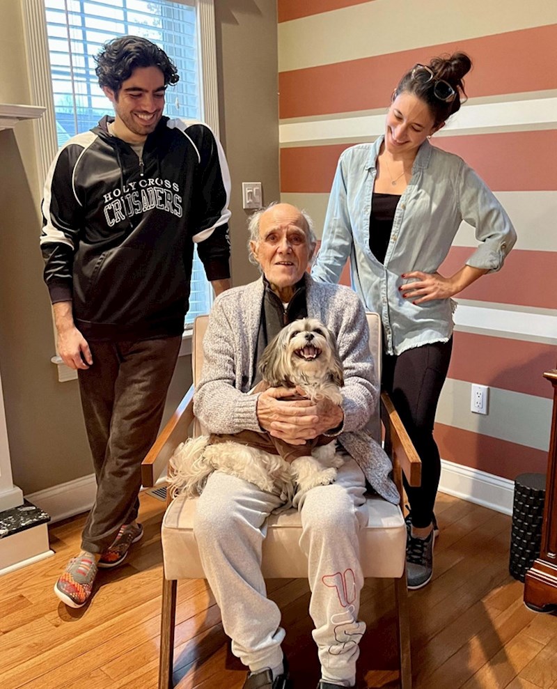 "Moj djed (91) i ja smo završili sedmi projekt koji smo zajedno radili. Ponosno sjedi na stolcu kojeg smo napravili od nule"