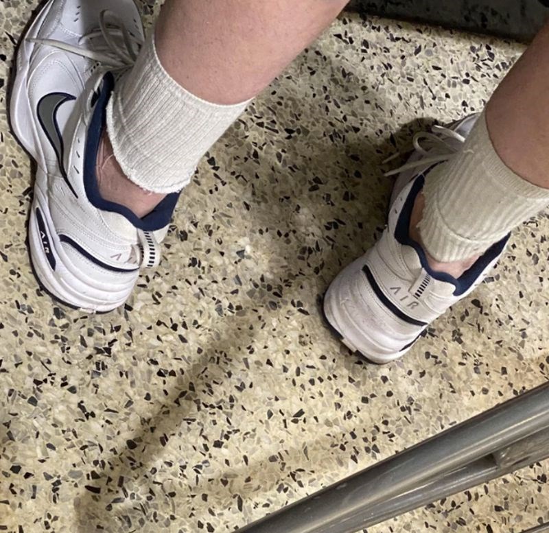 2. "Htjela sam ga pitati koja je svrha ovih "čarapa", ako se uopće tako mogu nazvati..."