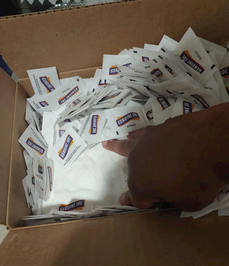 3. Naručili su šećer u vrećicama. Dobili su šećer i vrećice, ali ne kako su se nadali...