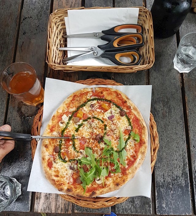 U Švedskoj nećete dobiti narezanu pizzu. Osoblje će vam donijeti škare pa ćete sami morati odrezati krišku