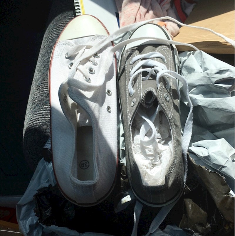 5. "Naručila sam bijele tenisice i dobila jednu bijelu i jednu sivu. Obje su naravno za lijevo stopalo..."