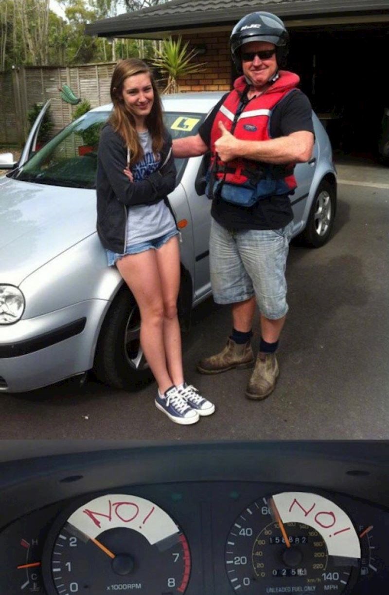 4. Tata se našalio s kćeri dok ju je učio voziti, čini se da njoj nije toliko smiješno... 😂