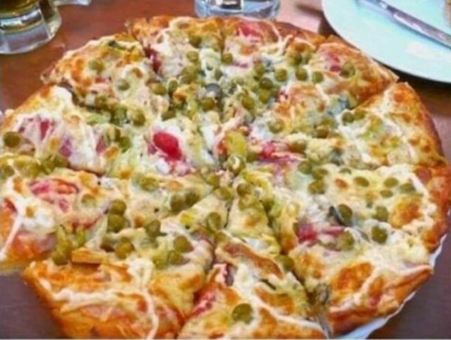 10. Pizza s graškom i majonezom...