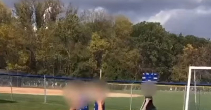 Netko je na kraju dječje nogometne utakmice snimio bizaran prizor, nasmijat će vas do suza