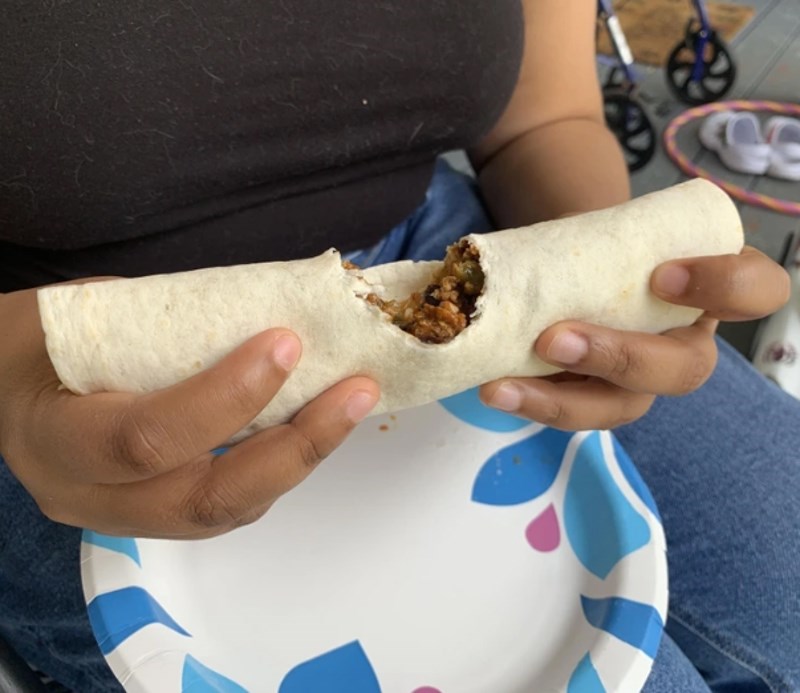 3. "Ovako moja žena jede burito. Nadam se da nisam jedini kojem je to prečudno."