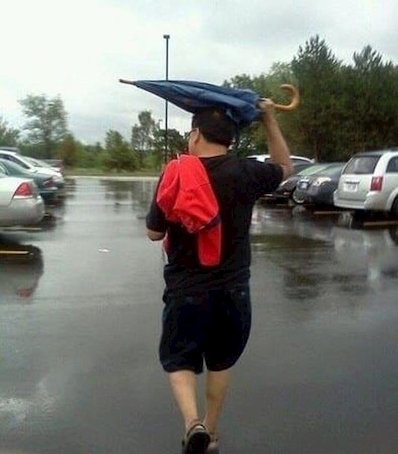 Tip koji je očito zaboravio kako koristiti kišobran