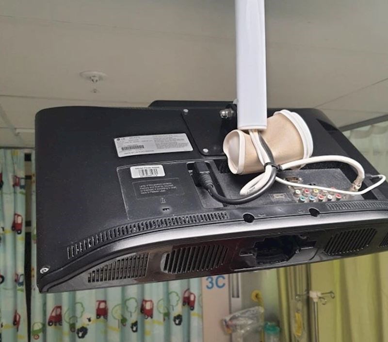 Iskoristili su čašu da televizor stoji pod dobrim kutom