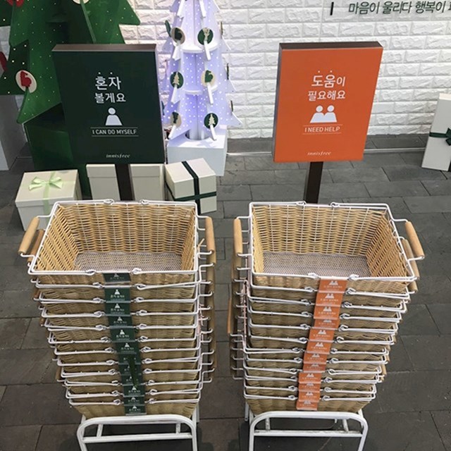 Ovaj supermarket ima košare s oznakama različitih boja. Tamnija označava da kupac ne treba pomoć osoblja, dok ona svjetlija daje znak da je pomoć radnika dobrodošla.