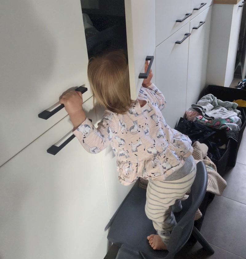 2. "Vikala je da je zapela u ormaru, ali uopće nije shvatila da je ona ta koja drži kvake od vrata i samu sebe drži zatočenu"