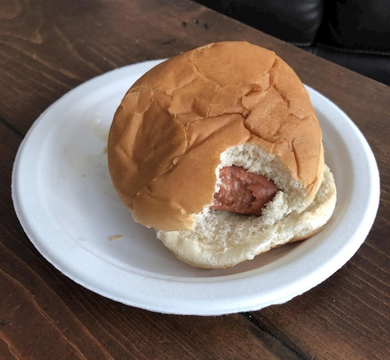 11. Nije dobio hrenovku u pecivu koje voli pa je ovako pojeo