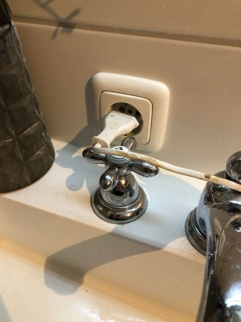 1. "Ovo je vjerojatno najgore mjesto za postavljanje utičnice..."