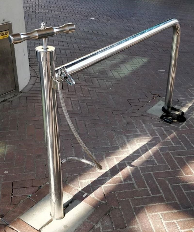 12. Osim što ovdje mogu zavezati bicikl, ljudi mogu pumpati gume