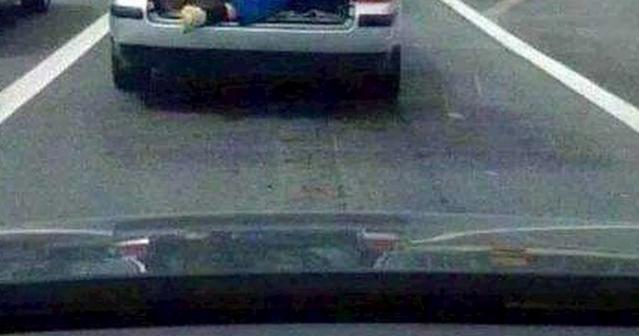 Fotka s jednog raskrižja nasmijala ljude, nećete vjerovati što netko prevozi u prtljažniku