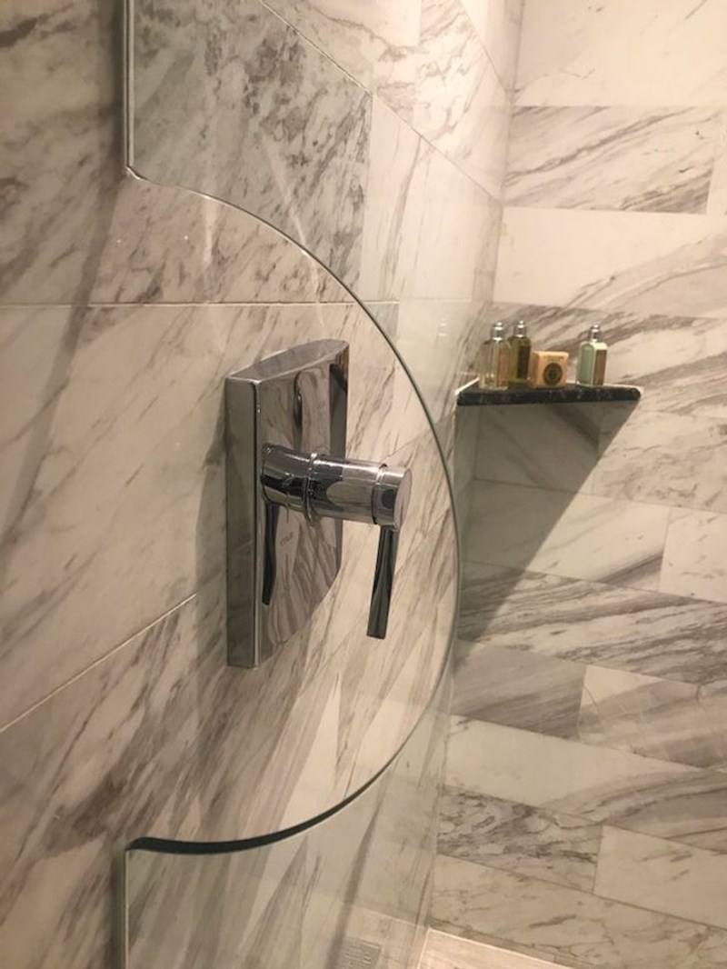 4. Rupa na vratima tuš kabine za sve one koji vole upaliti vodu prije nego uđu pod tuš